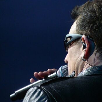 Bono problemas sordera