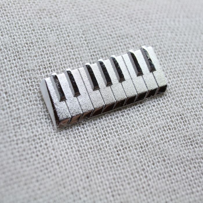 Pin musical con forma de piano