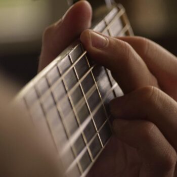 Cómo cambiar las cuerdas de una guitarra de una guitarra
