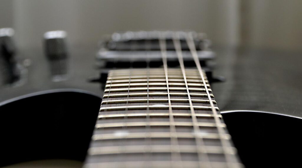 Cómo cambiar las cuerdas de una guitarra de una guitarra electrica