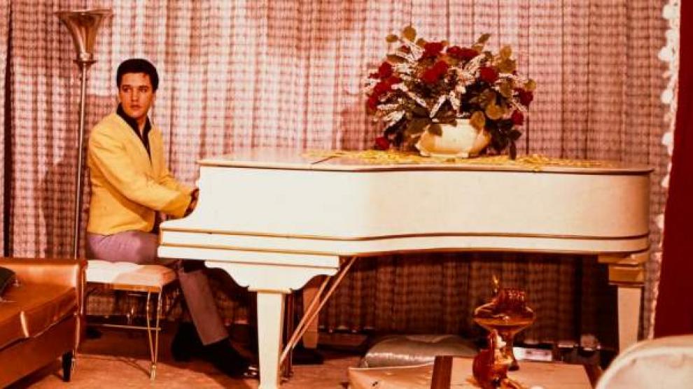 5 instrumentos musicales de famosos subastados a lo largo de los años piano de cola blanco elvis presley