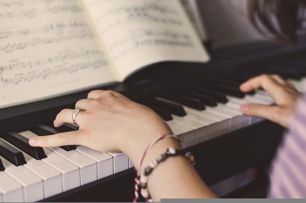 subvenciones a la música comprar instrumentos musicales asistencia a formación