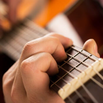 Cuál es la diferencia entre ukelele y guitarra