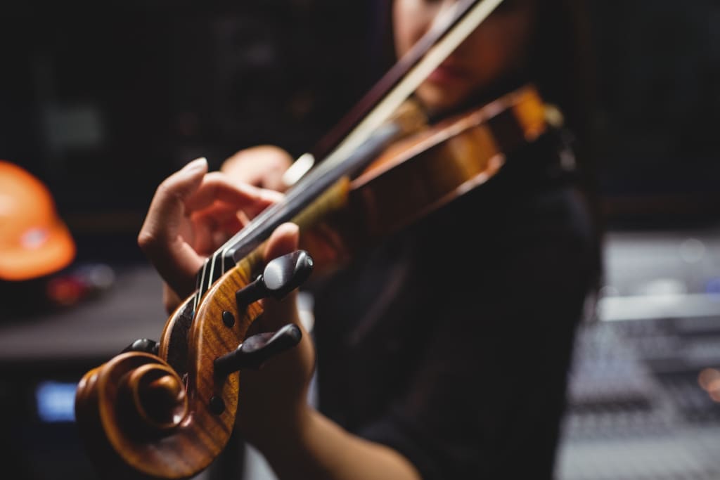 mujer tocando el violín fobia a la música