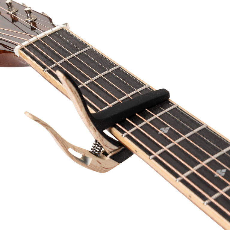 Cejilla Trigger Stagg Curva Guitarra Acustica y Electrica Imitacion Madera Clara SCPX-CU CLWOOD_03