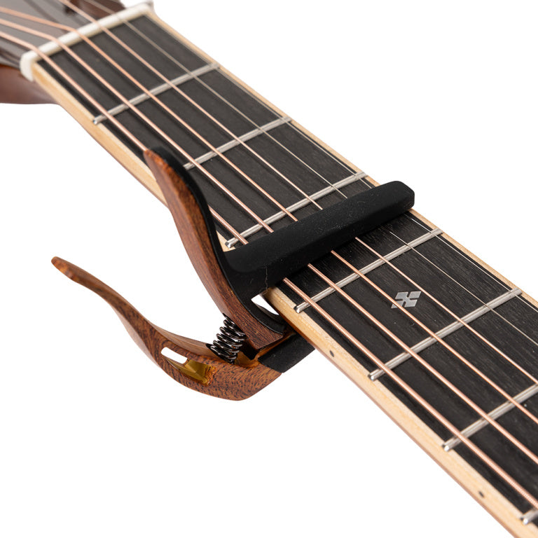 Cejilla Trigger Stagg Curva Guitarra Acustica y Electrica Imitacion Madera Oscura SCPX-CU DKWOOD_03