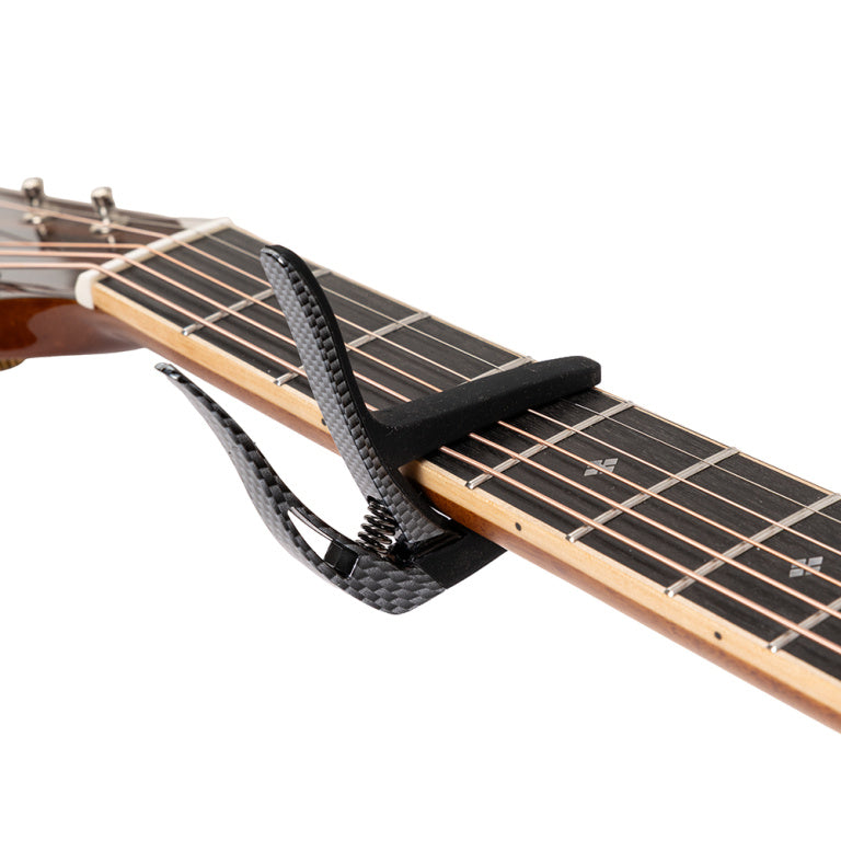 Cejilla Trigger Stagg Curva Guitarra Acustica y Electrica Imitacion Carbono SCPX-CU CARBON_03