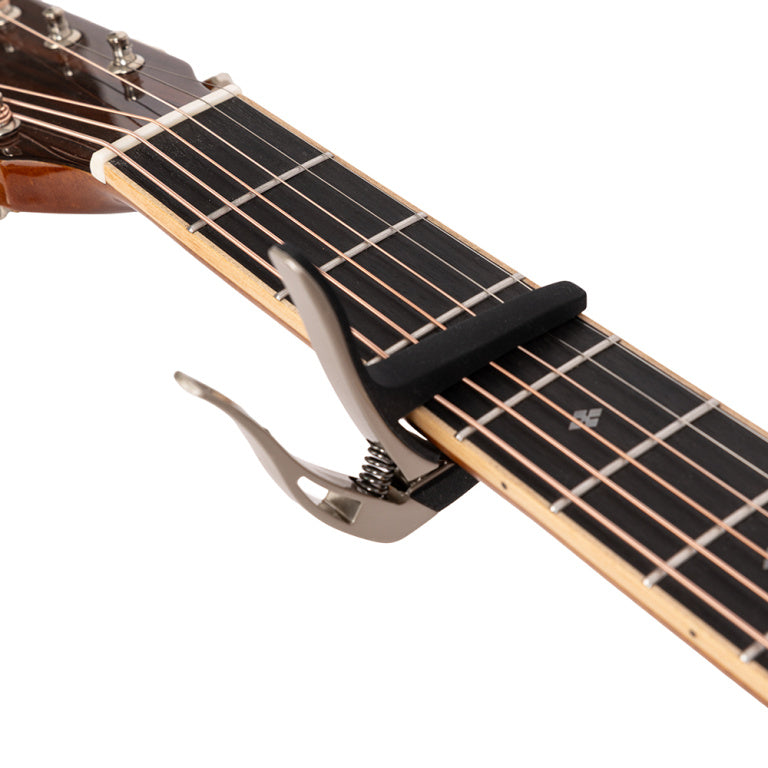 Cejilla Trigger Stagg Curva Guitarra Acustica y Electrica Beige SCPX-CU BG_03