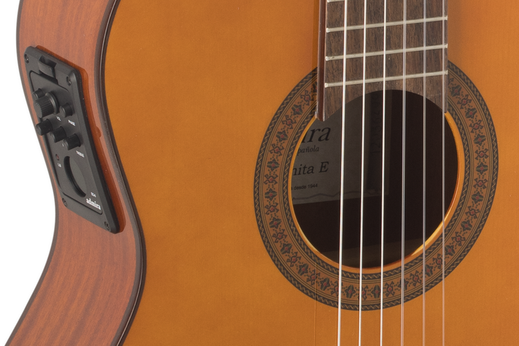 Guitarra_Clasica_Admira_Juanita_Electrificada_EQ6_04
