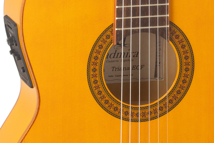 Guitarra_Flamenca_Admira_Triana_Electrificada_Fishman_Cutaway_03