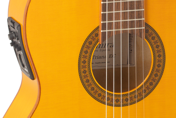 Guitarra_Flamenca_Admira_Triana_Electrificada_EQ6_Cutaway_04