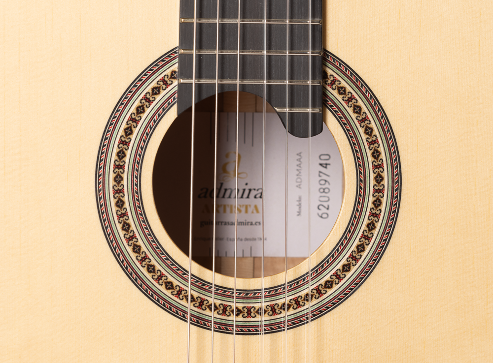 Guitarra_Clasica_Admira_Artista_Tapa_Abeto_Fondo_Arce_03