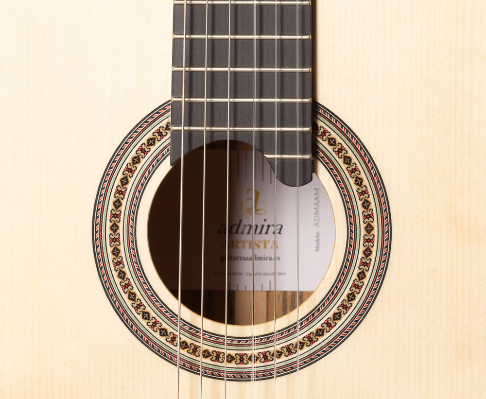 Guitarra_Clasica_Admira_Artista_Tapa_Abeto_Fondo_Mongoy_03
