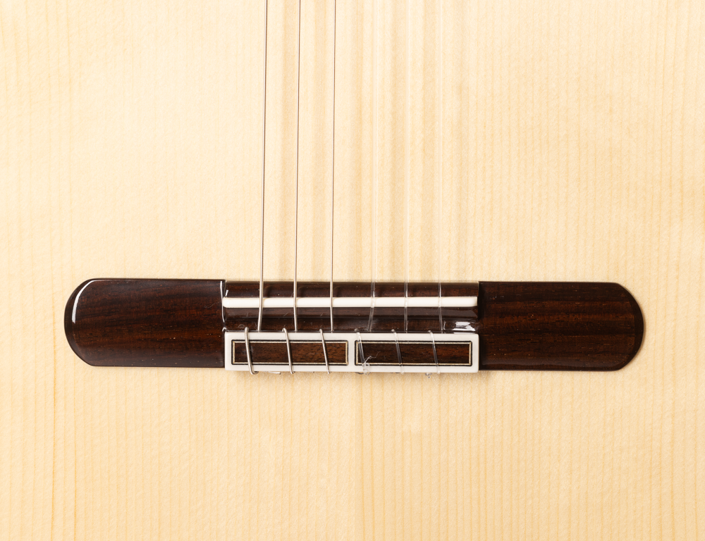 Guitarra_Clasica_Admira_Artista_Tapa_Abeto_Fondo_Mongoy_04