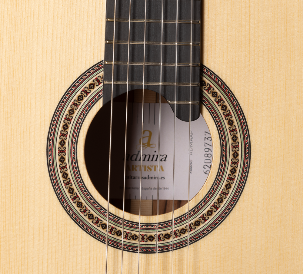 Guitarra_Clasica_Admira_Artista_Tapa_Abeto_Fondo_Palosanto_03