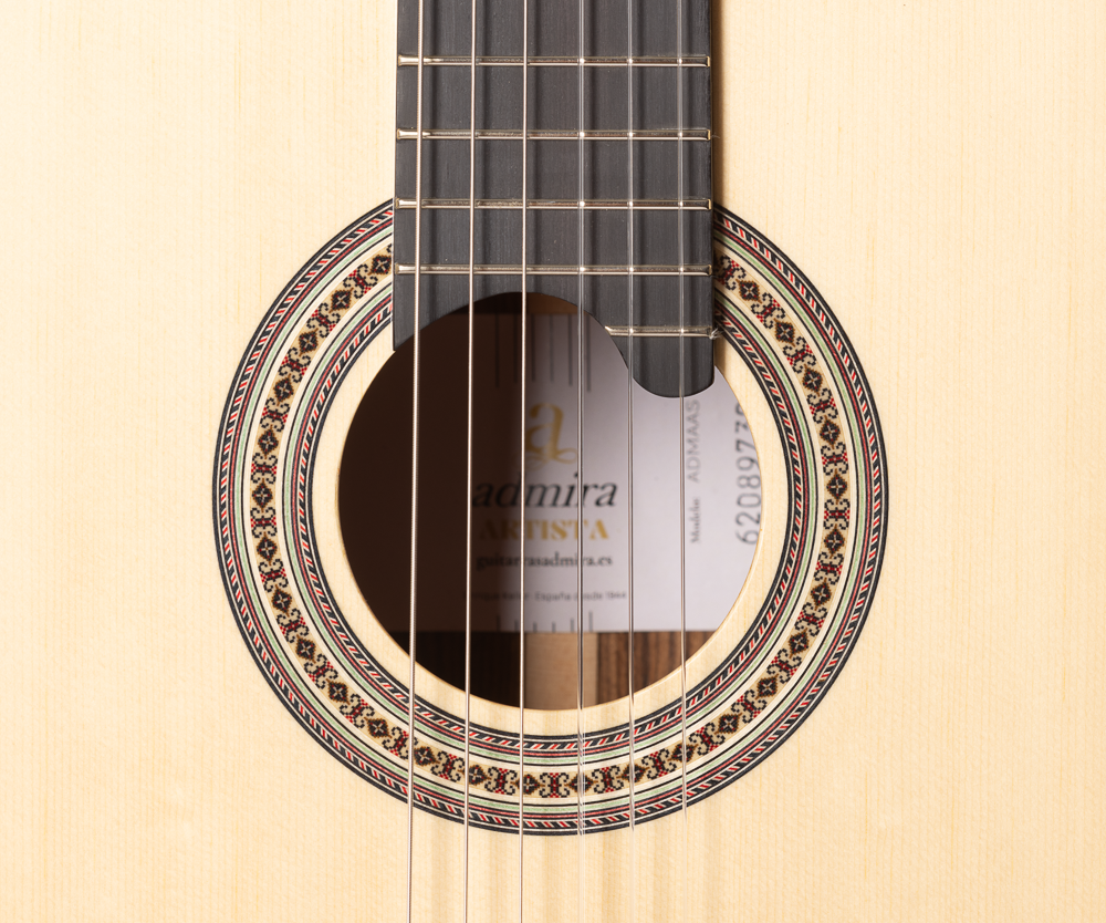 Guitarra_Clasica_Admira_Artista_Tapa_Abeto_Fondo_Santos_03