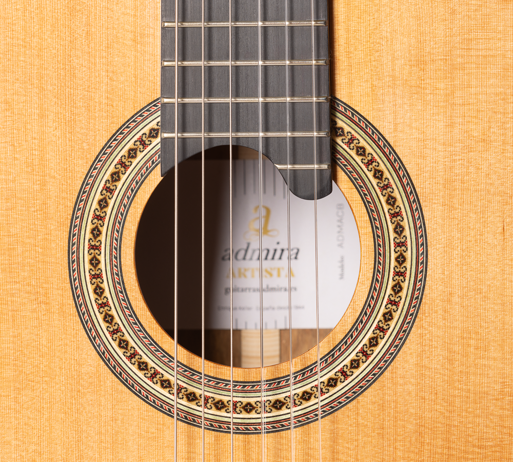 Guitarra_Clasica_Admira_Artista_Tapa_Cedro_Fondo_Mongoy_03