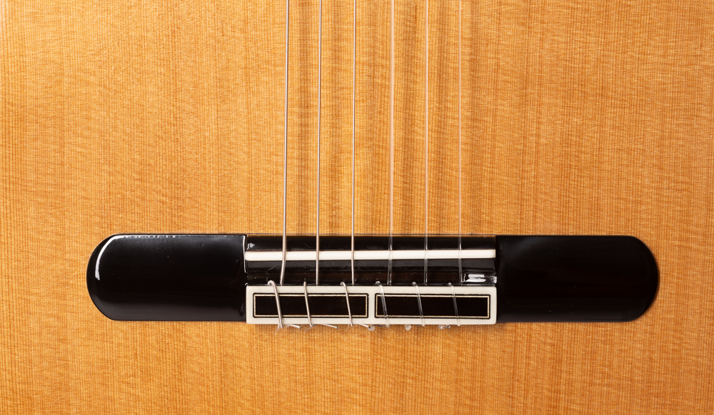 Guitarra_Clasica_Admira_Artista_Tapa_Cedro_Fondo_Mongoy_04