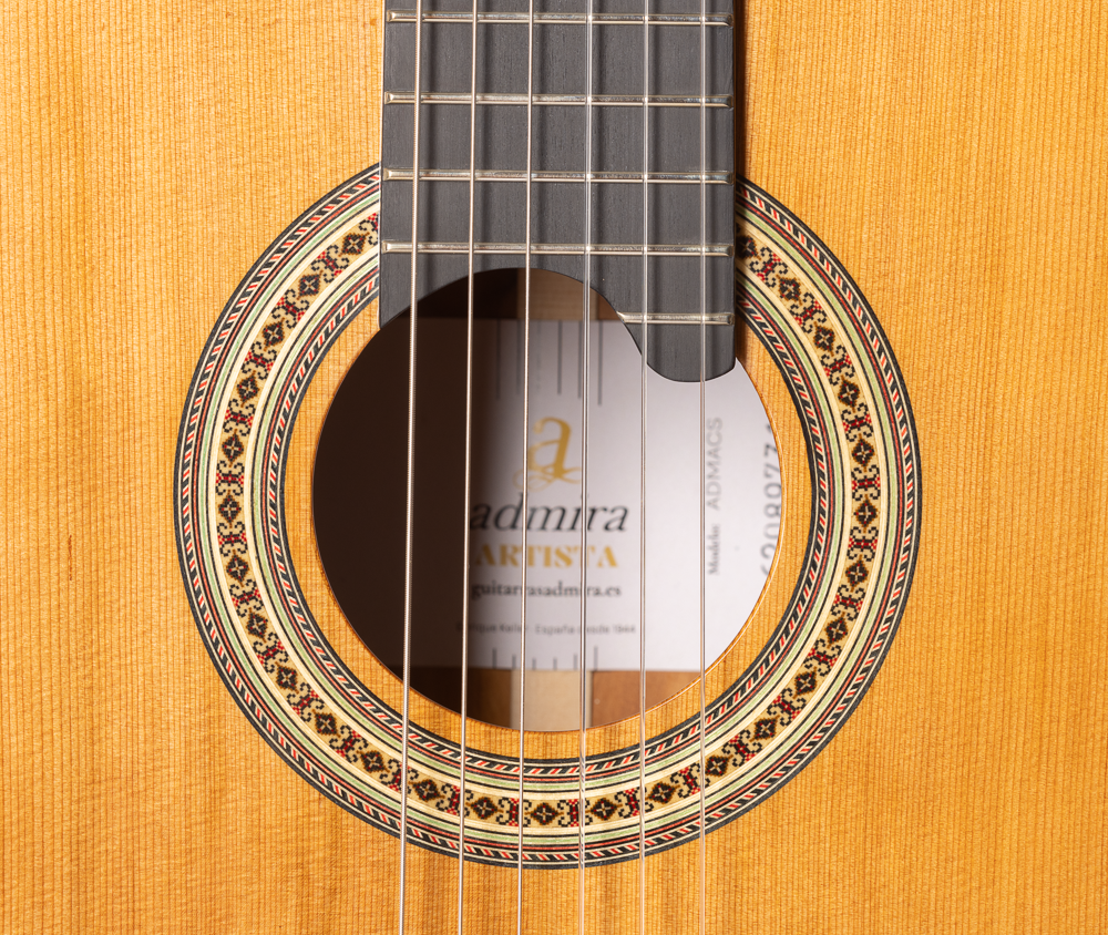 Guitarra_Clasica_Admira_Artista_Tapa_Cedro_Fondo_Santos_04