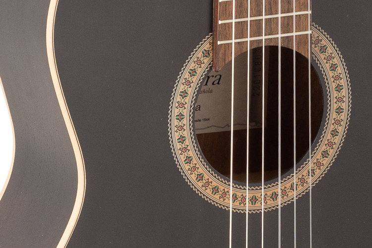 Guitarra_Clasica_Admira_Luna_Electrificada_Fishman_Cutaway_04