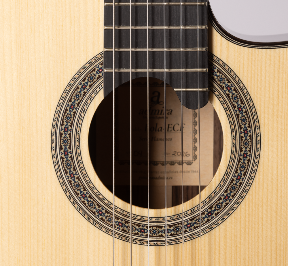 Guitarra_Flamenca_Admira_Lola_Electrificada_Fishman_Cutaway_03