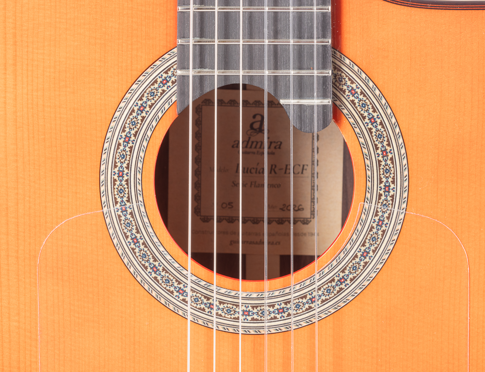 Guitarra_Flamenca_Admira_Lucia_Electrificada_Fishman_Cutaway_Roja_04
